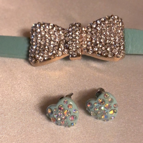 Faux leather and goldtone/rhinestone bow bracelet. Watchband closure & earrings - Picture 5 of 5